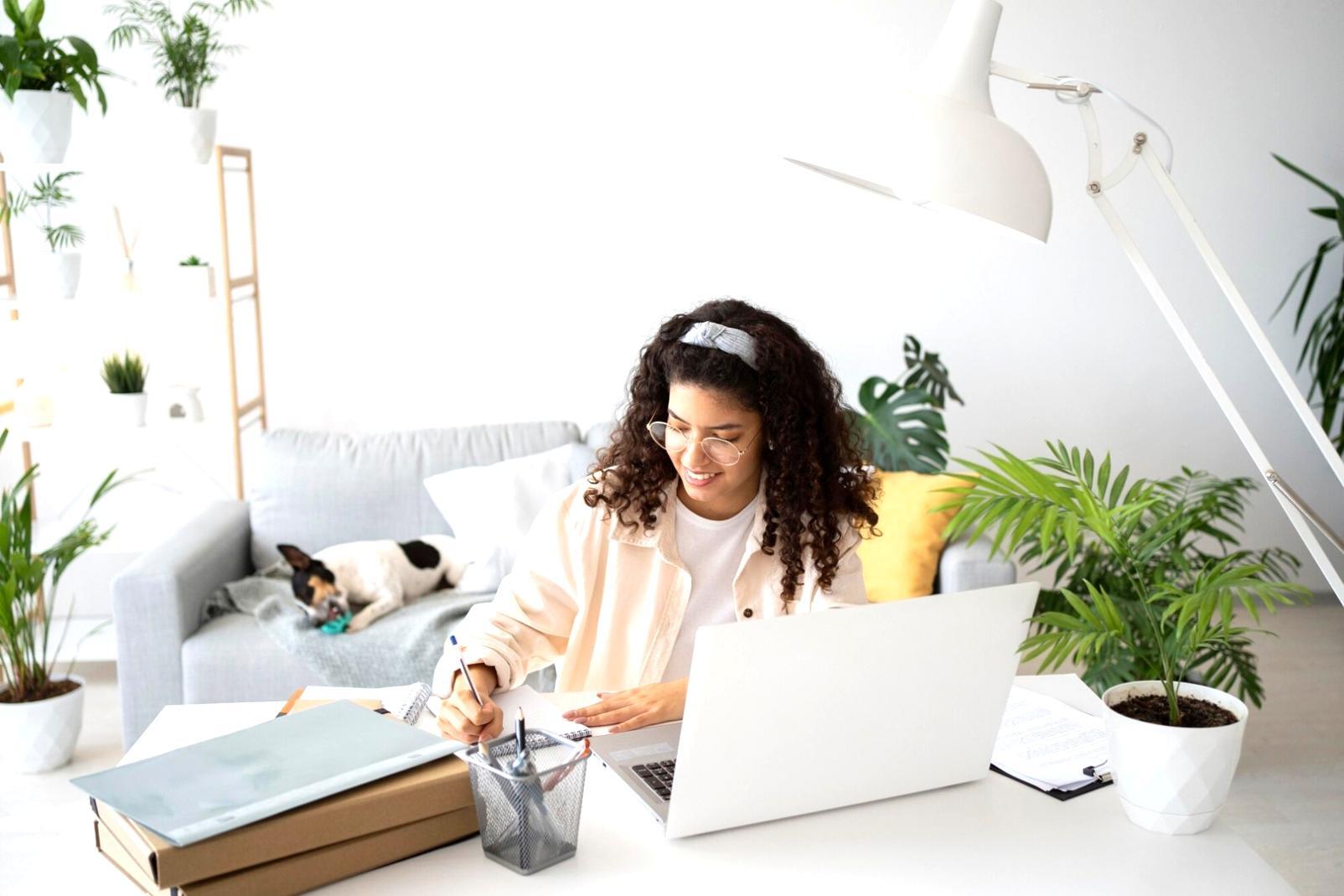 Sesi konsultasi tatap muka dengan klien di kantor Merchant Capital Indonesia